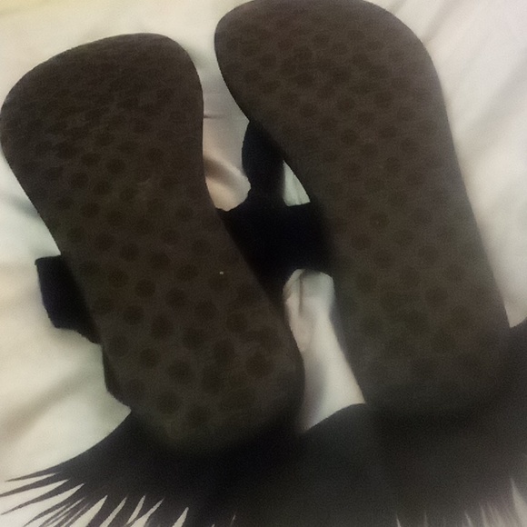 10 Sanuk sandals - Picture 2 of 3